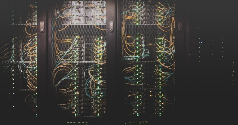 WireGuard 异地组网实战：一台 VPS 把家里、公司、手机串成加密局域网